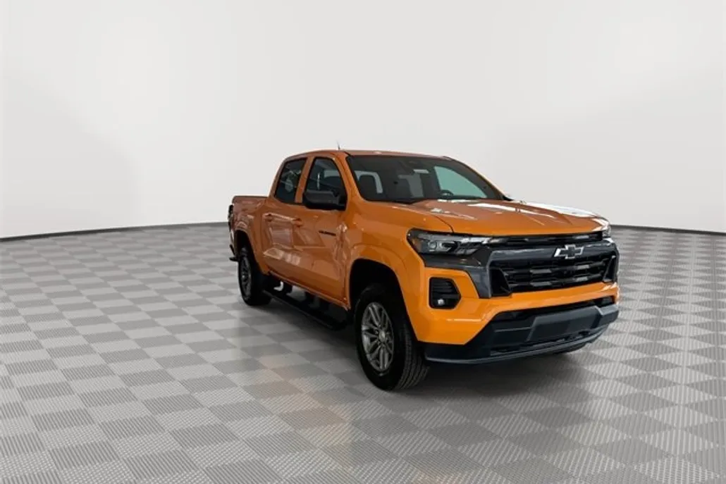 2025 Chevrolet Colorado Work Truck LT photo 1