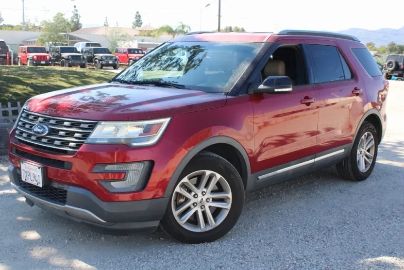 2017 Ford Explorer XLT photo 1