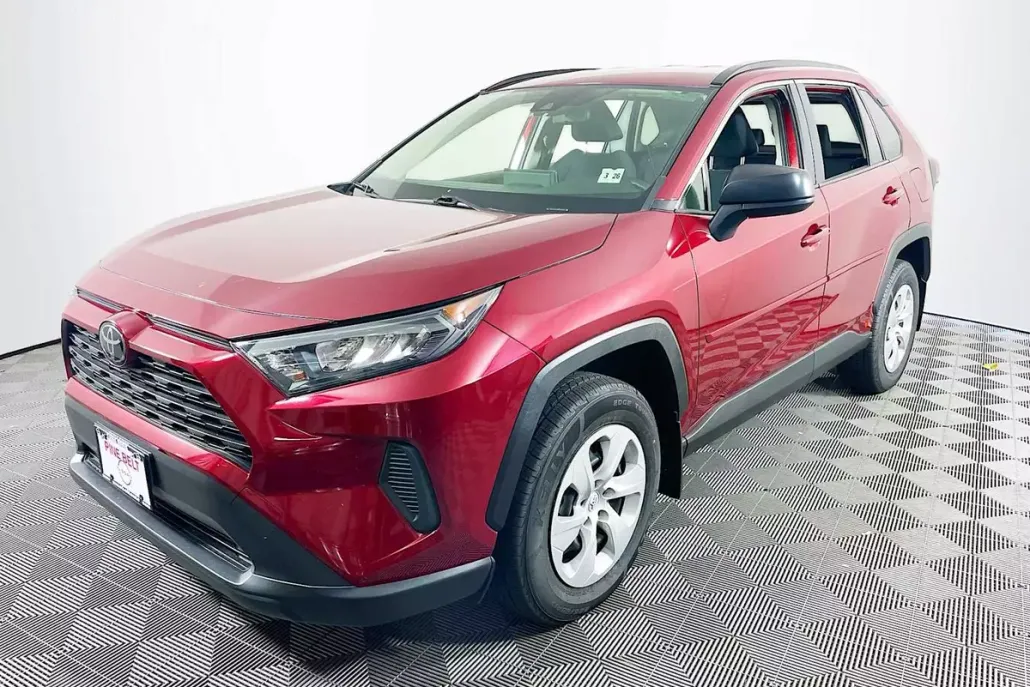 2021 Toyota RAV4 LE photo 1