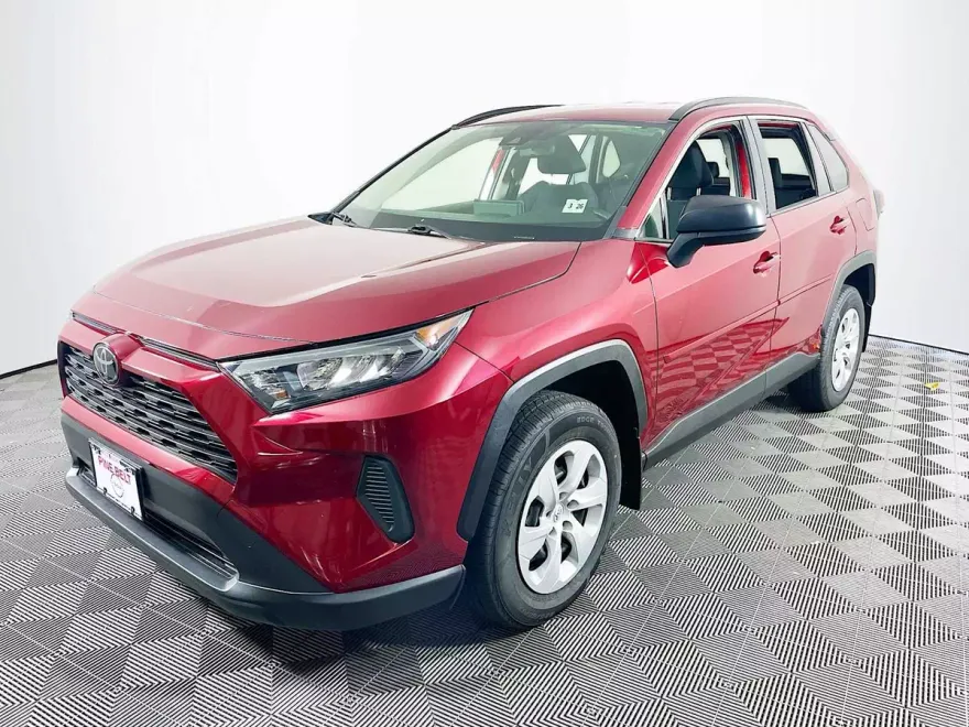 2021 Toyota RAV4 LE photo 1
