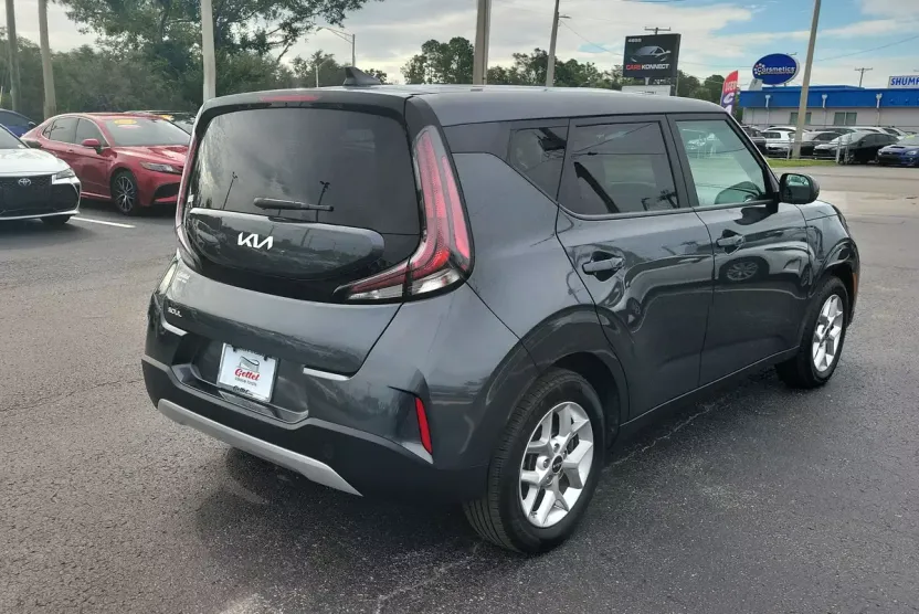 2023 Kia Soul LX photo 1