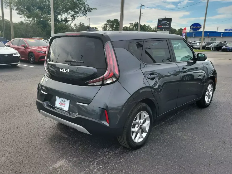 2023 Kia Soul LX photo 1