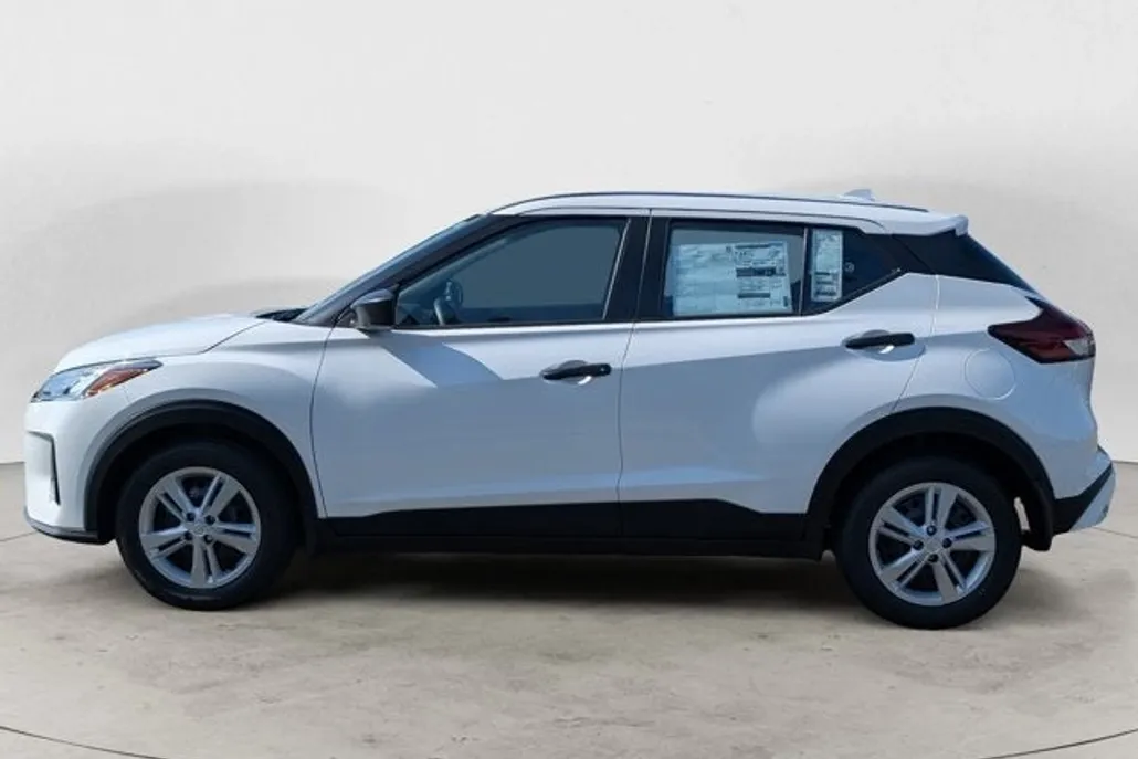 2025 Nissan Kicks Play S photo 1