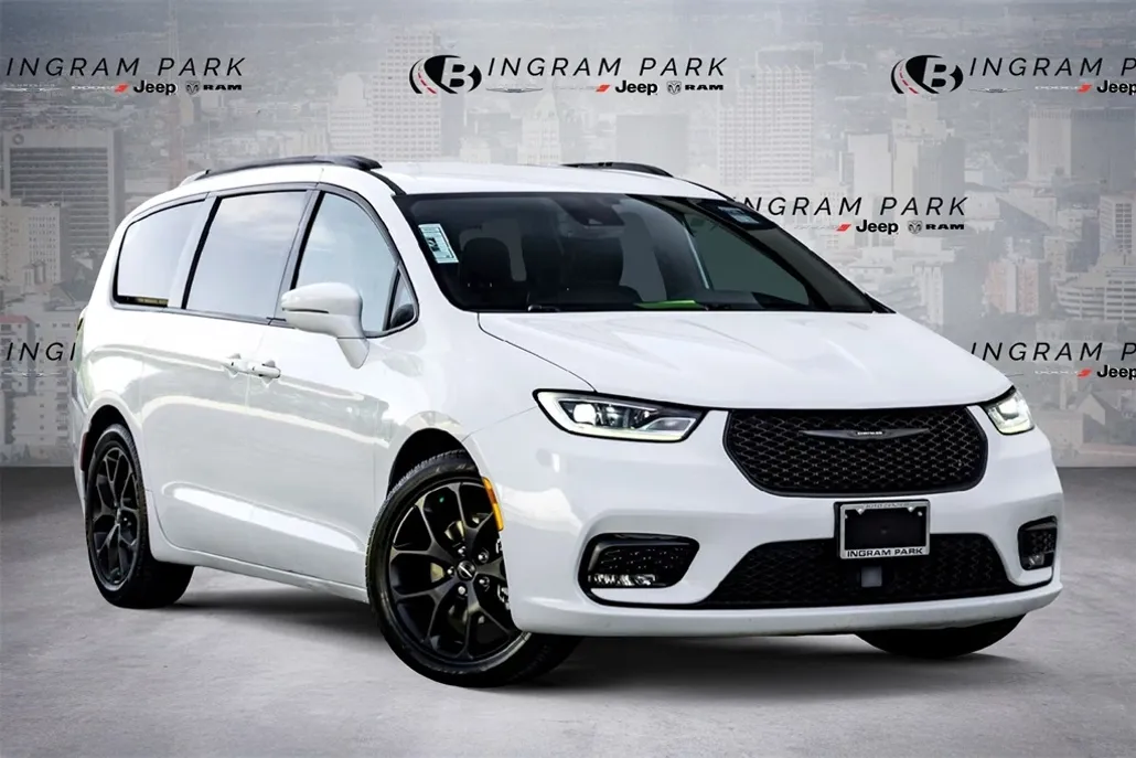 2022 Chrysler Pacifica Touring L photo 1
