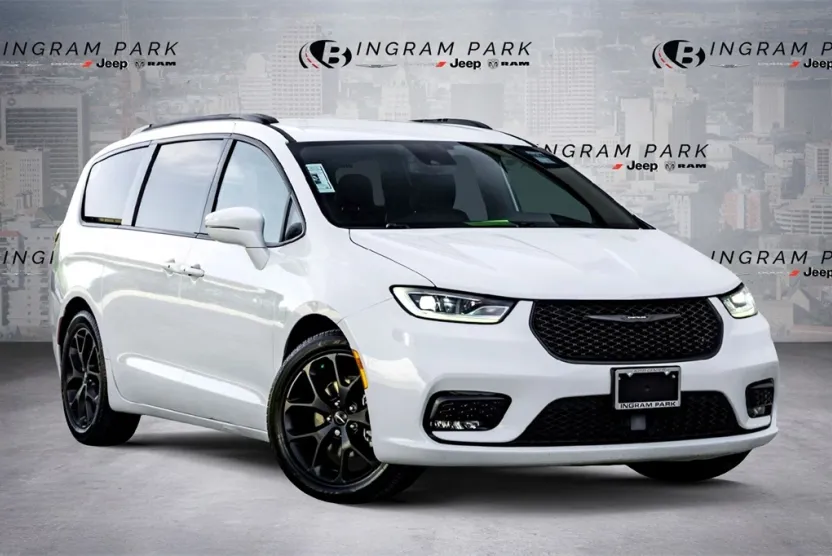 2022 Chrysler Pacifica Touring L photo 1