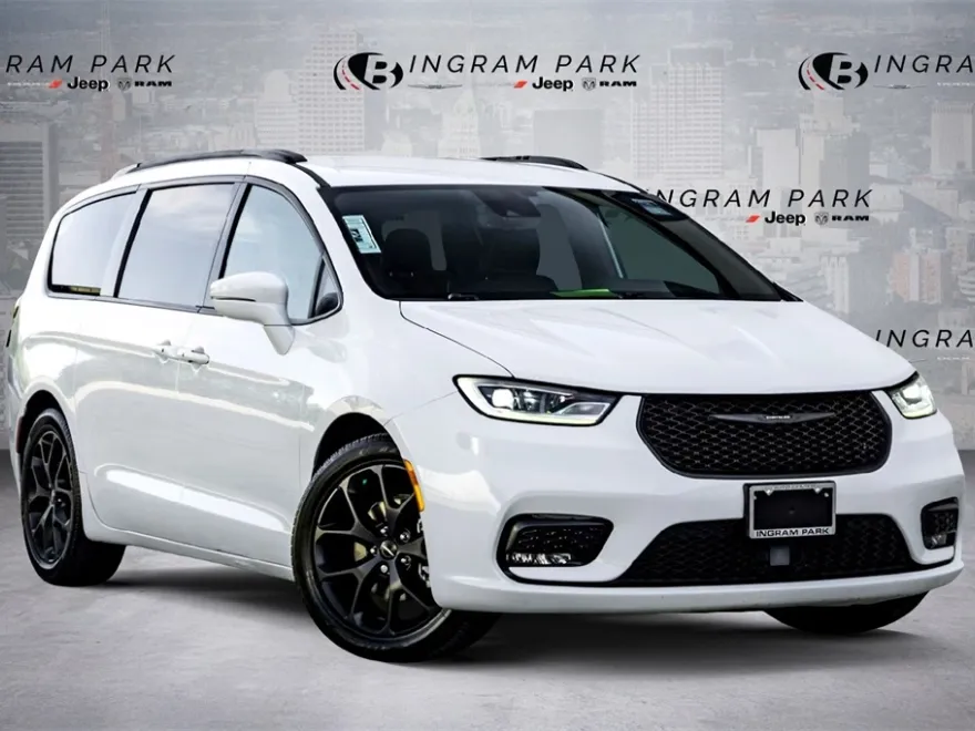 2022 Chrysler Pacifica Touring L photo 1