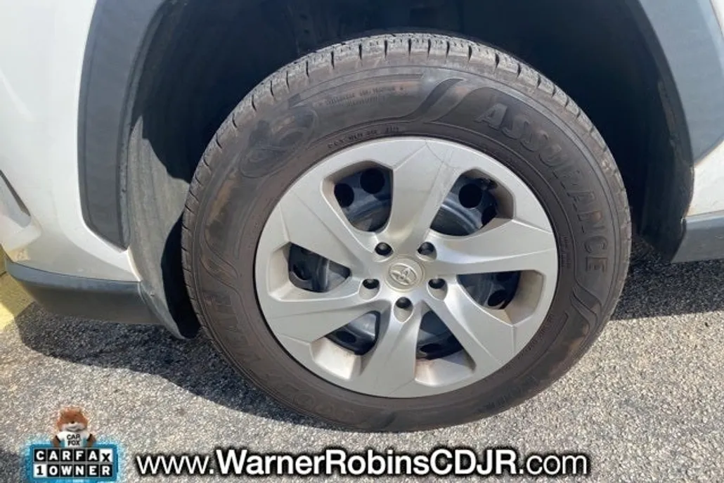 2020 Toyota RAV4 LE photo 1