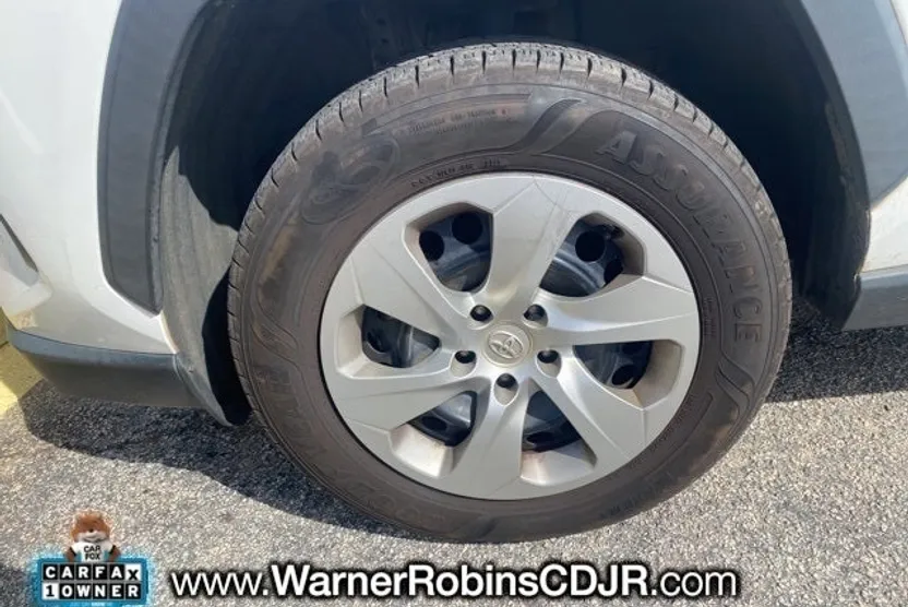 2020 Toyota RAV4 LE photo 1
