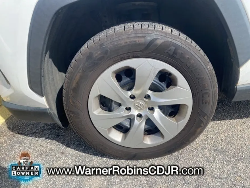 2020 Toyota RAV4 LE photo 1