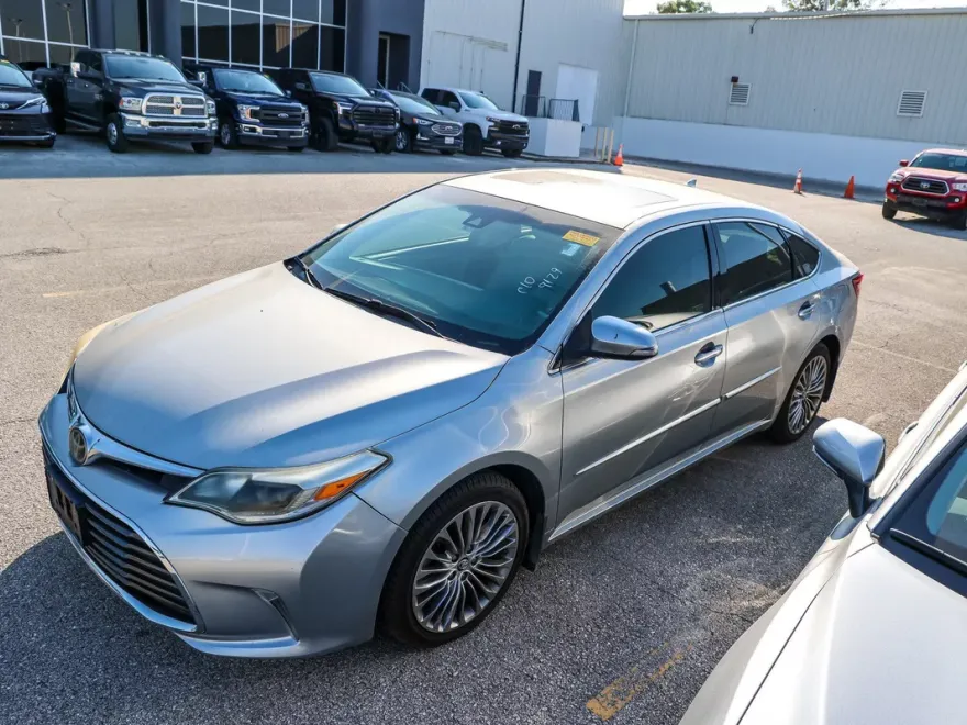 2018 Toyota Avalon Limited photo 1