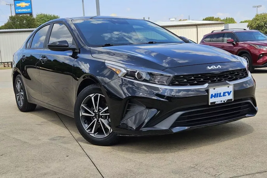 2022 Kia Forte LXS photo 1