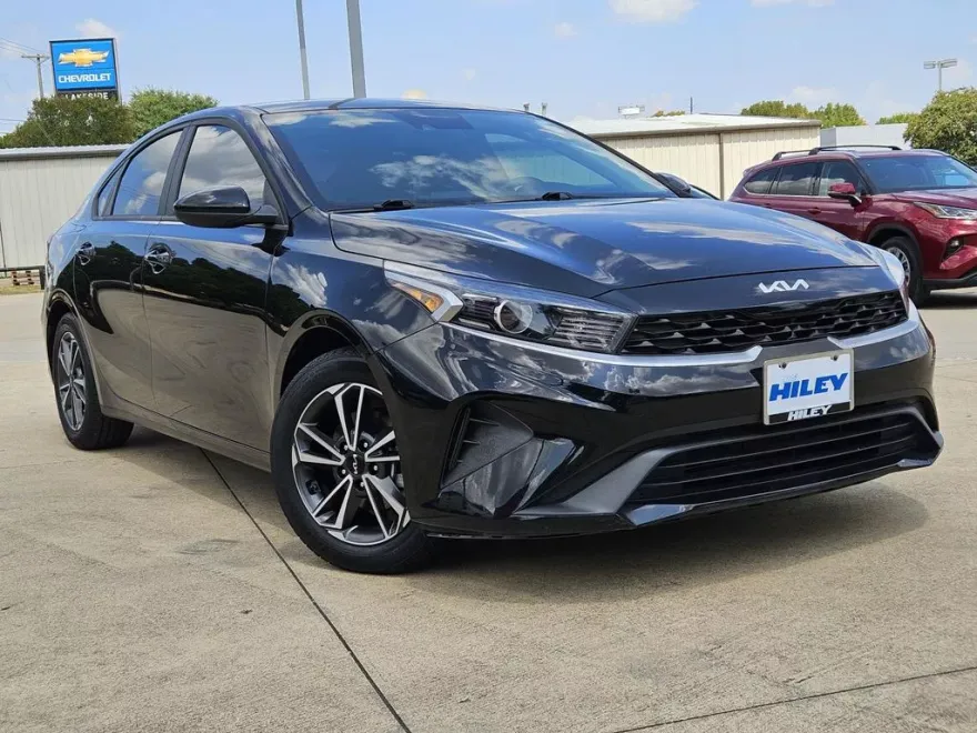 2022 Kia Forte LXS photo 1