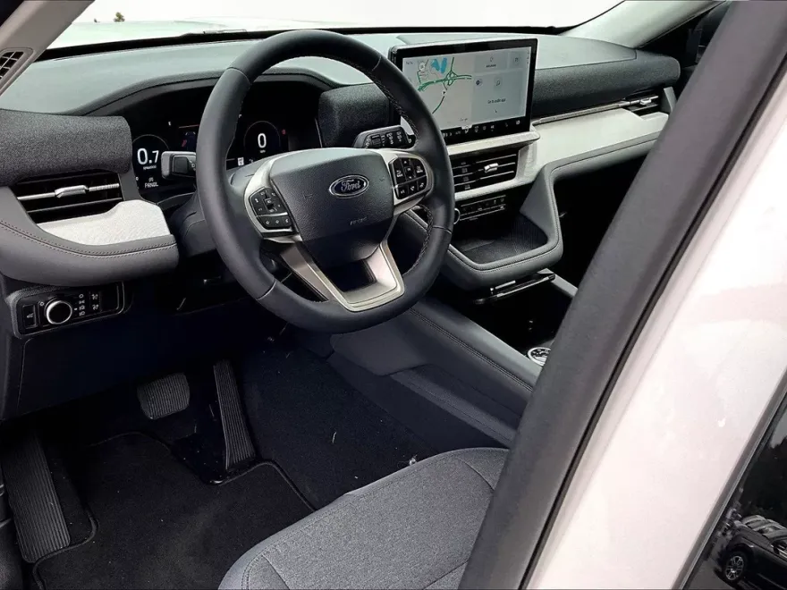 2025 Ford Explorer photo 1