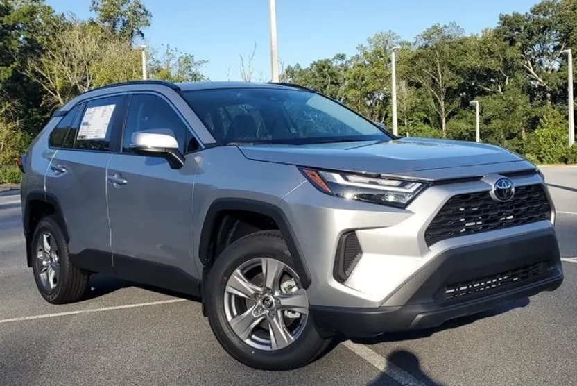 2025 Toyota RAV4 XLE photo 1
