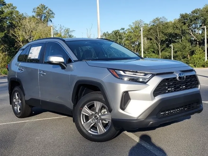 2025 Toyota RAV4 XLE photo 1