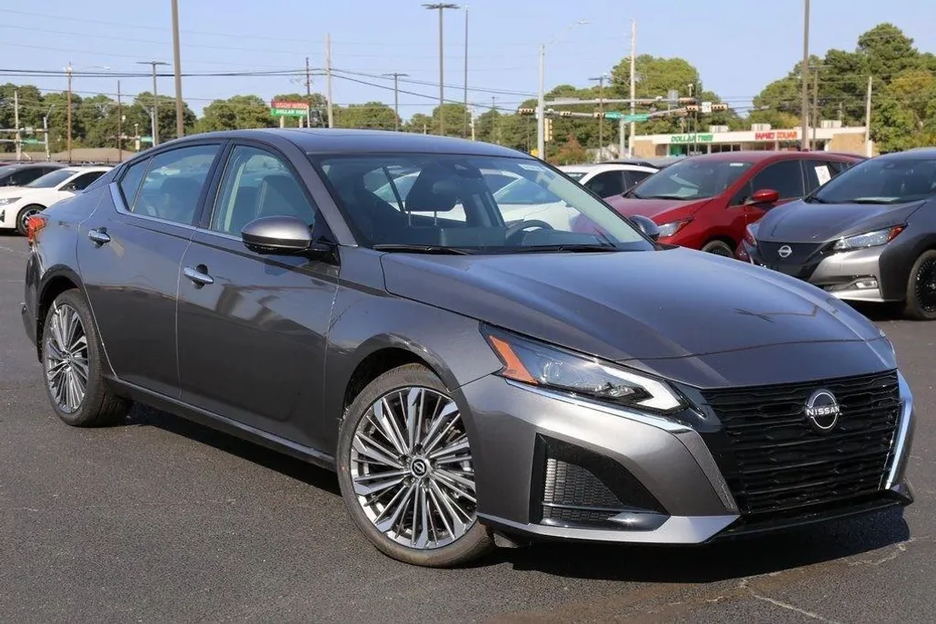 2025 Nissan Altima SL photo 1