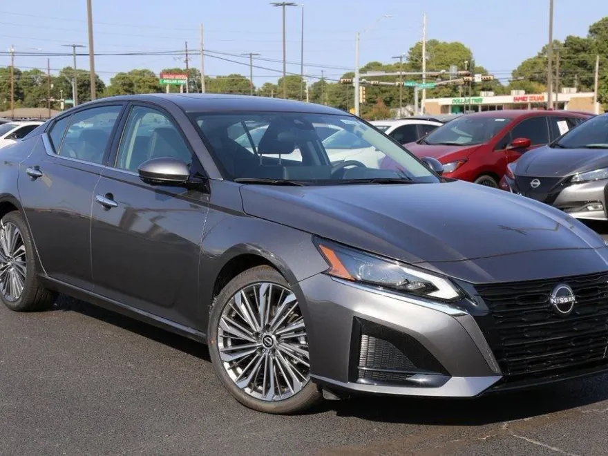 2025 Nissan Altima SL photo 1