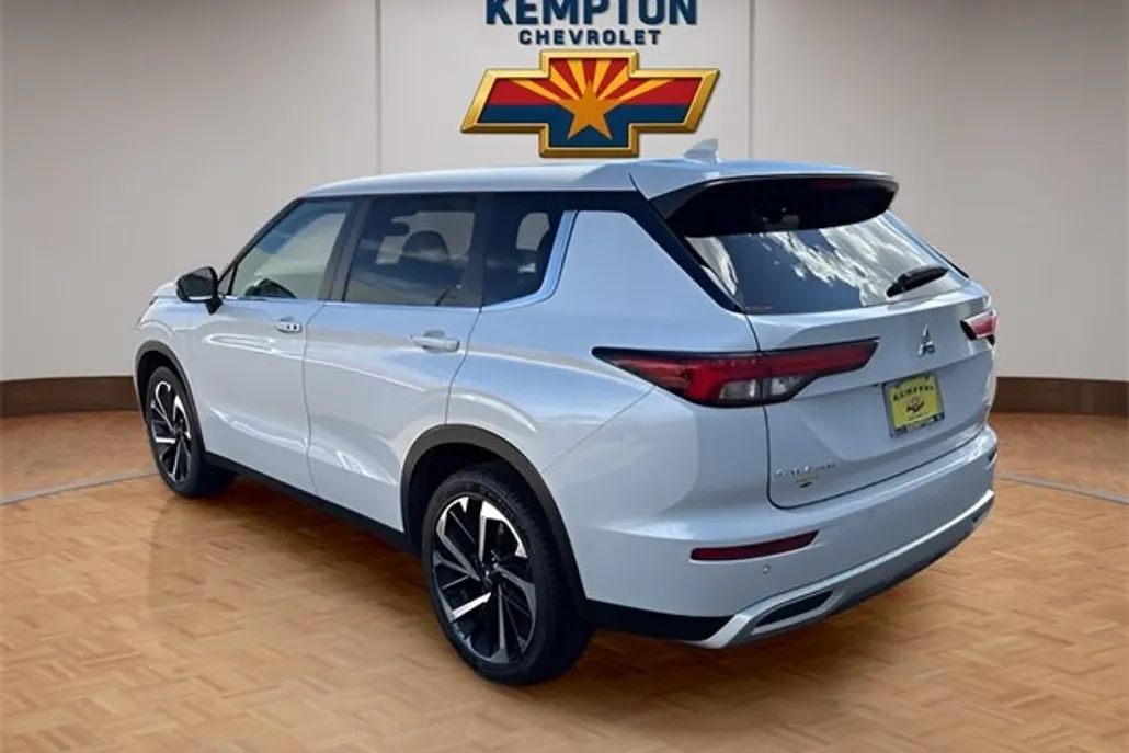 2024 Mitsubishi Outlander SE Black Edition photo 1