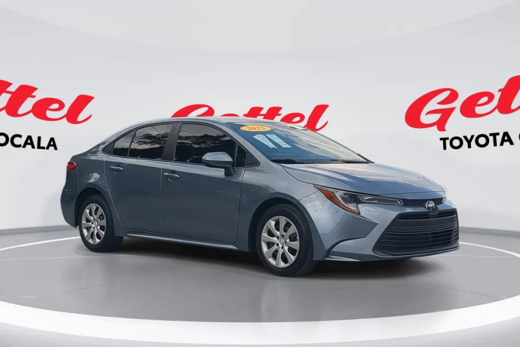 2025 Toyota Corolla LE photo 1