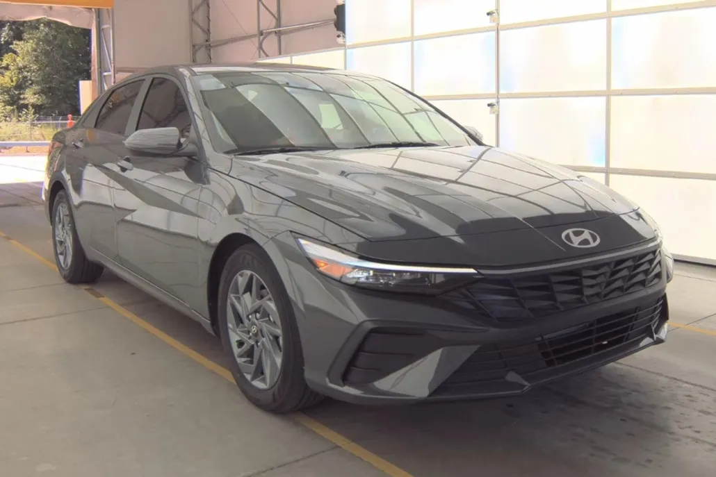 2024 Hyundai Elantra SEL photo 1
