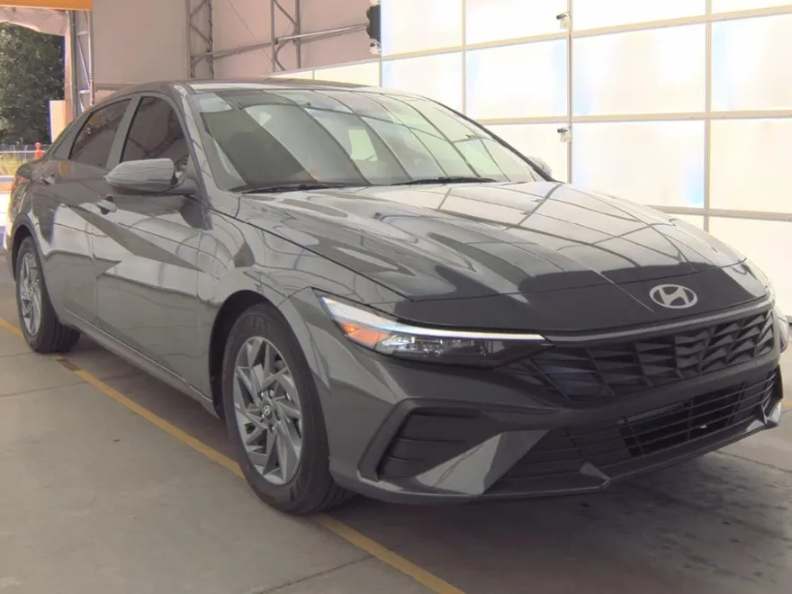 2024 Hyundai Elantra SEL photo 1