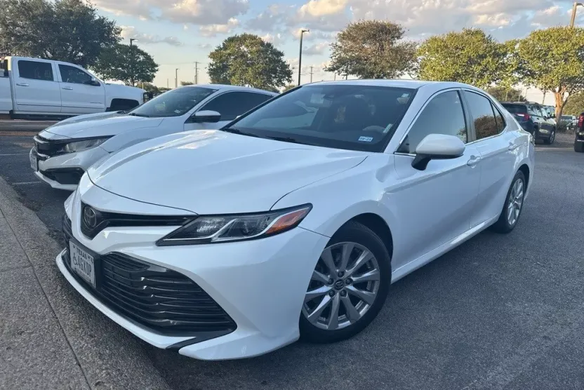 2018 Toyota Camry LE photo 1