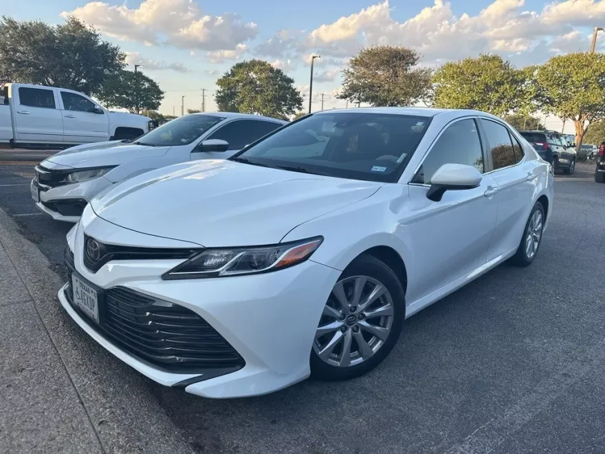 2018 Toyota Camry LE photo 1
