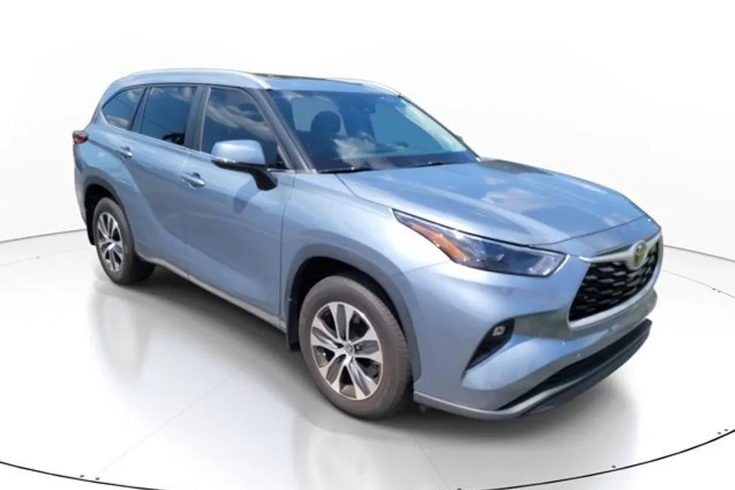 2023 Toyota Highlander XLE photo 1