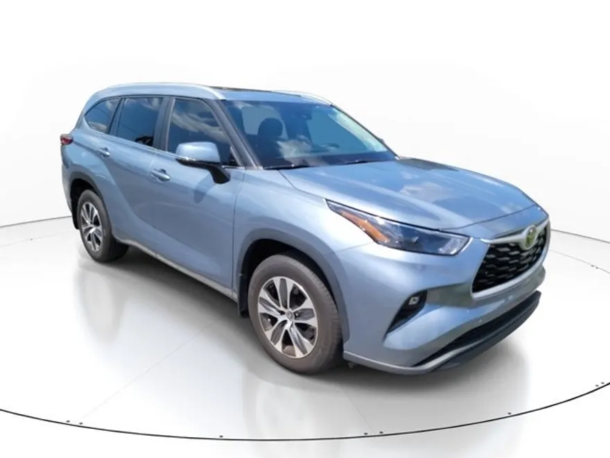 2023 Toyota Highlander XLE photo 1
