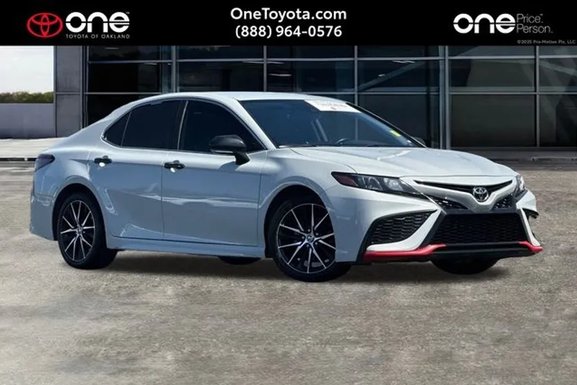 2022 Toyota Camry SE photo 1