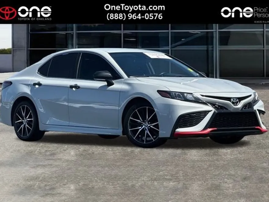 2022 Toyota Camry SE photo 1