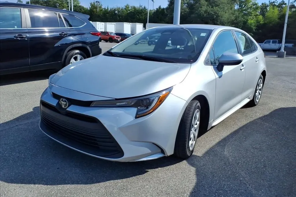 2024 Toyota Corolla LE photo 1