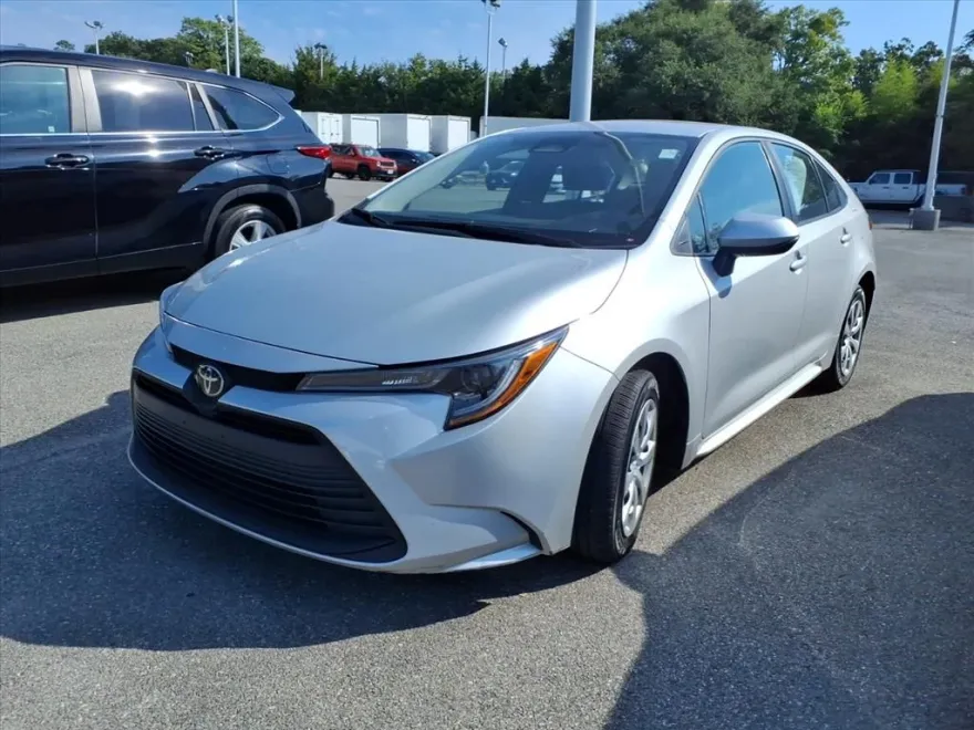 2024 Toyota Corolla LE photo 1
