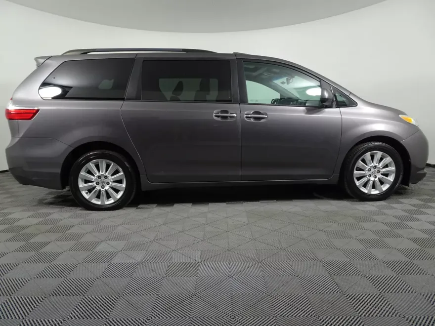 2015 Toyota Sienna XLE photo 1