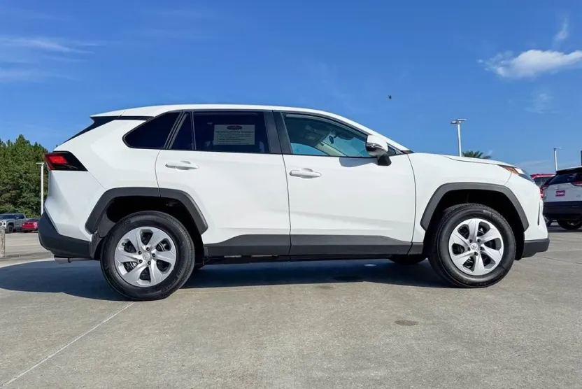 2024 Toyota RAV4 LE photo 1