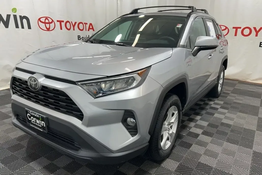 2020 Toyota RAV4 XLE photo 1