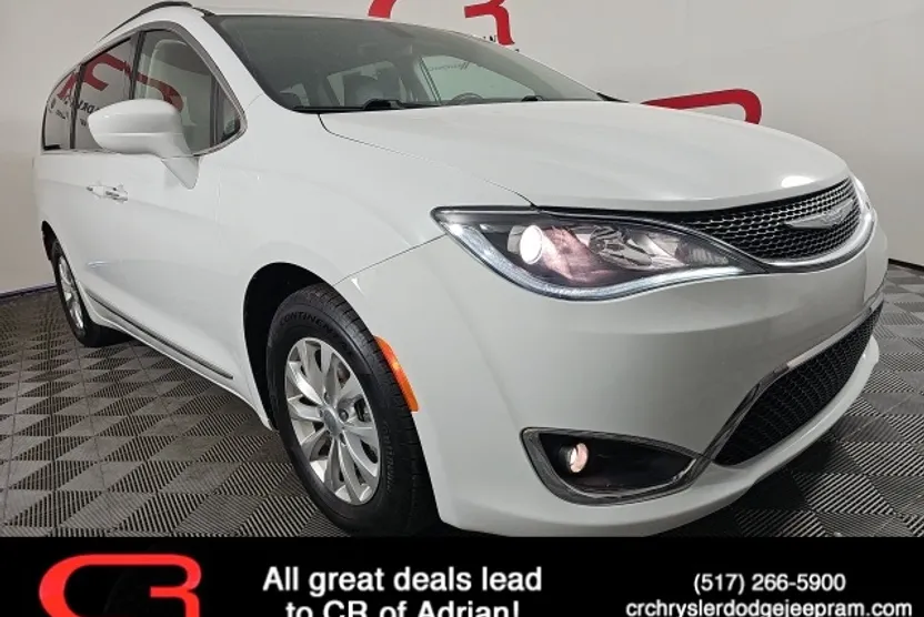 2017 Chrysler Pacifica Touring L photo 1