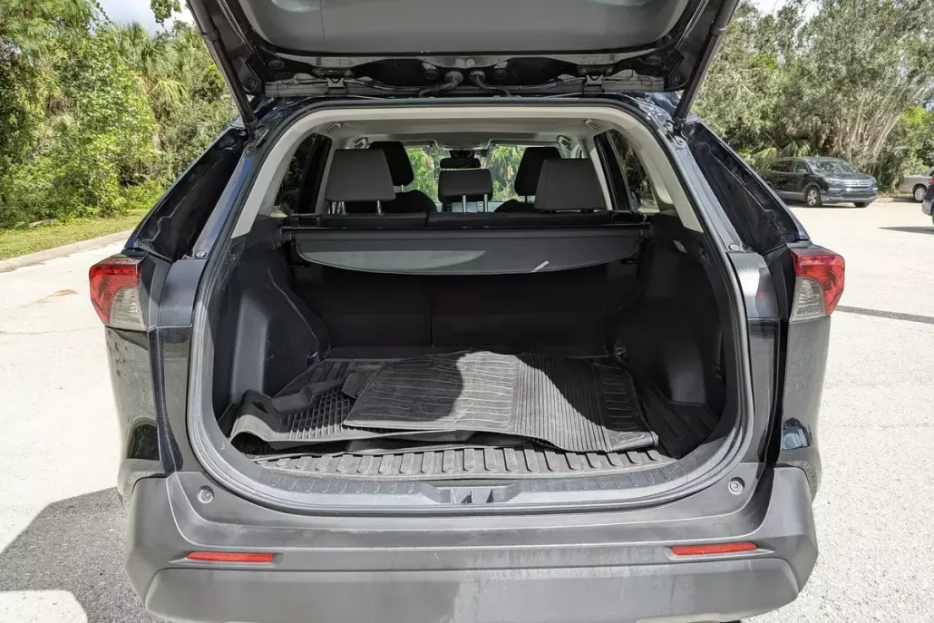2021 Toyota RAV4 Hybrid XLE photo 1