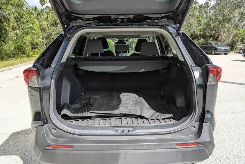 2021 Toyota RAV4 Hybrid XLE photo 1