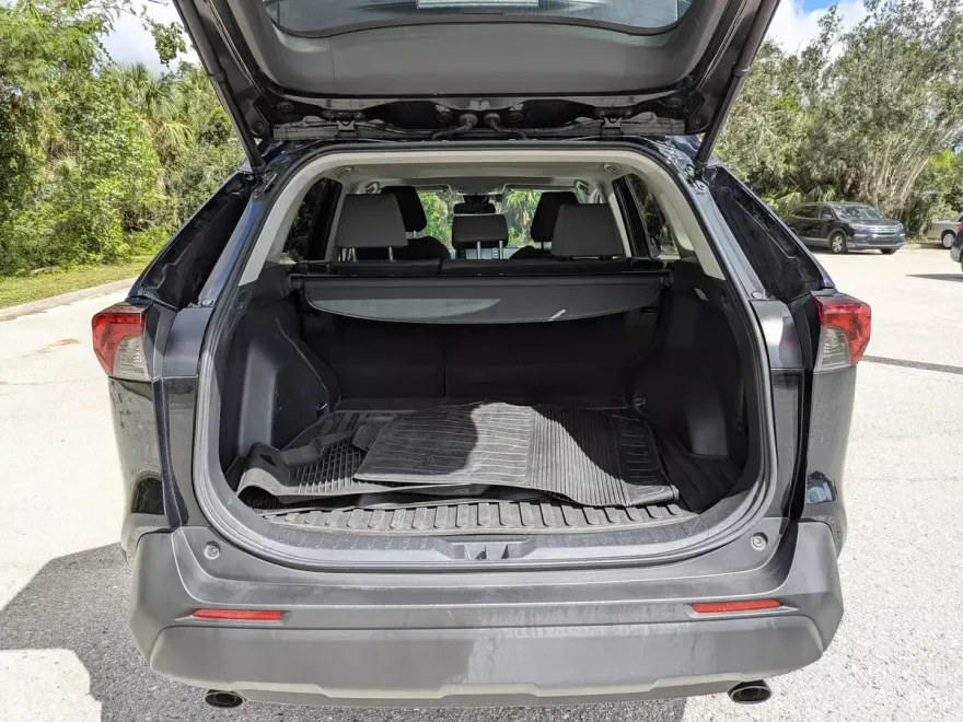 2021 Toyota RAV4 Hybrid XLE photo 1