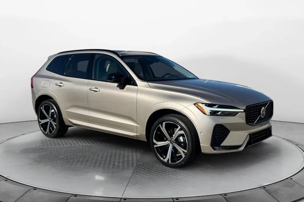 2025 Volvo XC60 B5 photo 1