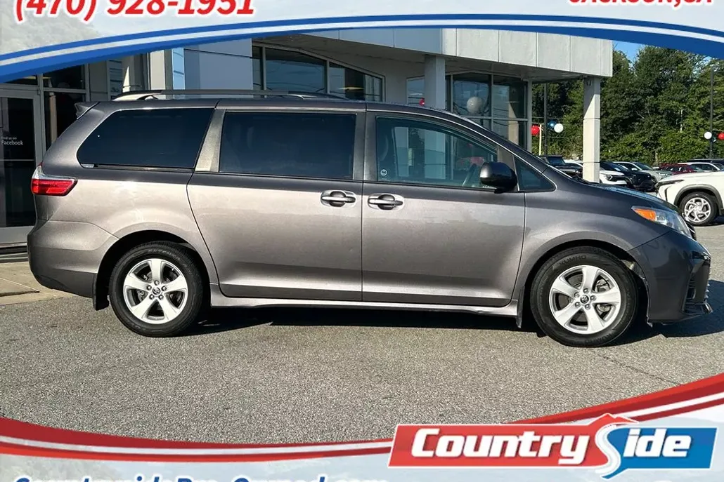 2020 Toyota Sienna LE photo 1
