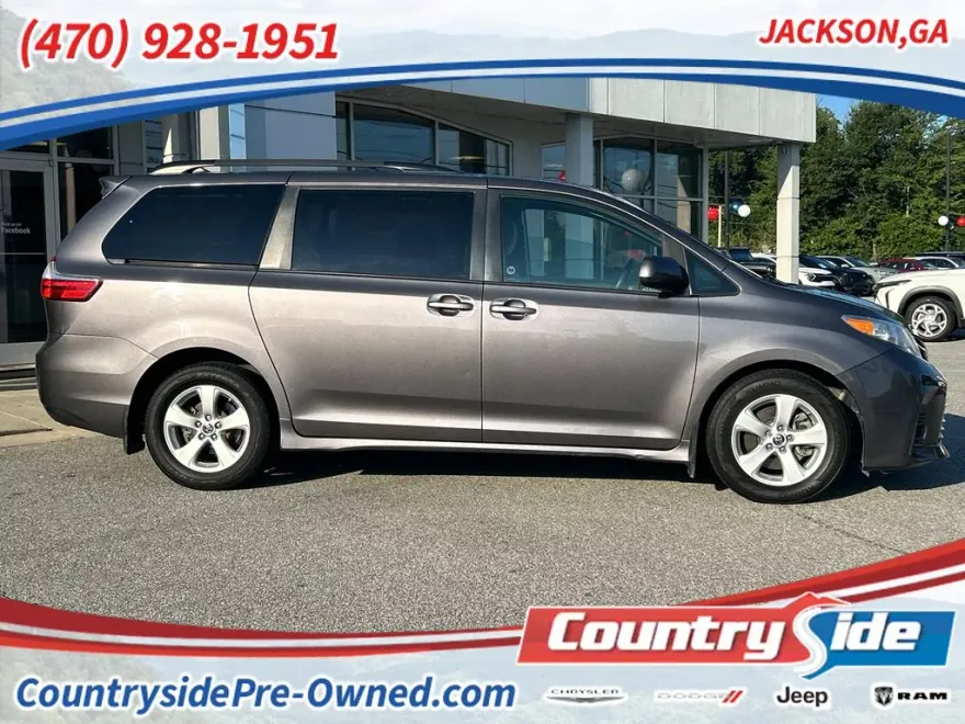 2020 Toyota Sienna LE photo 1