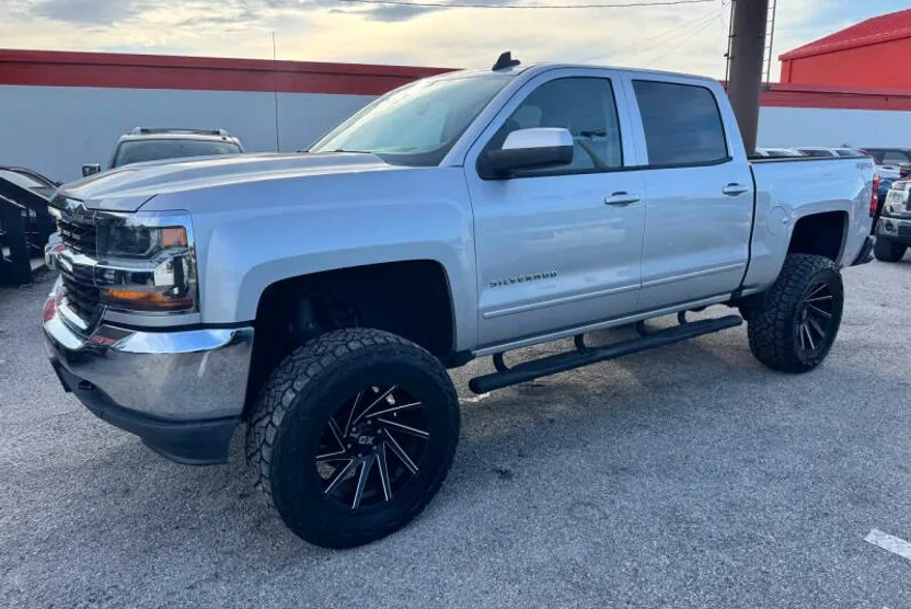 2018 Chevrolet Silverado 1500 LT photo 1