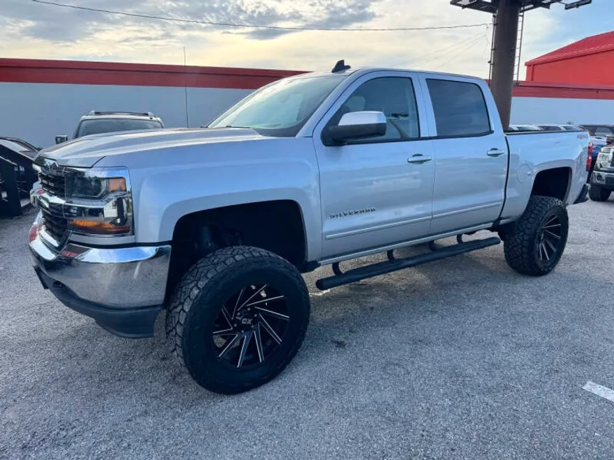 2018 Chevrolet Silverado 1500 LT photo 1