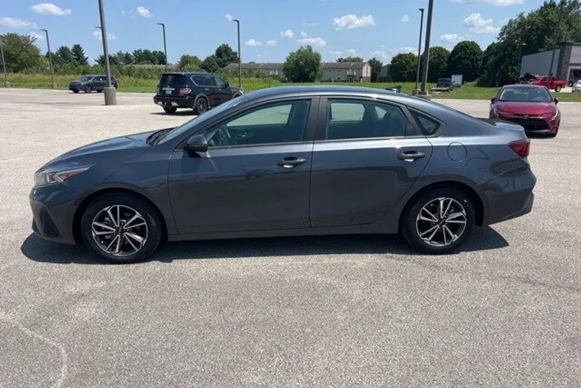 2022 Kia Forte LXS photo 1