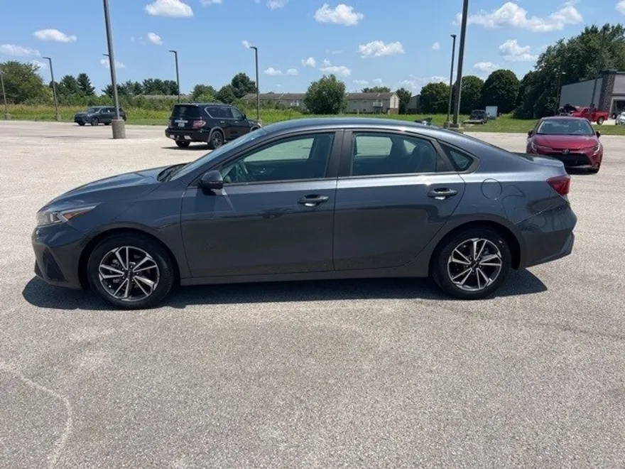 2022 Kia Forte LXS photo 1