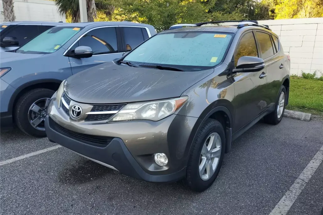 2013 Toyota RAV4 XLE photo 1