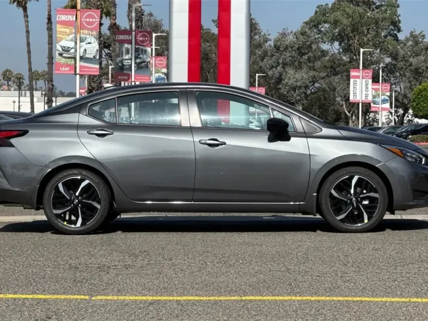 2025 Nissan Versa 1.6 SR photo 1