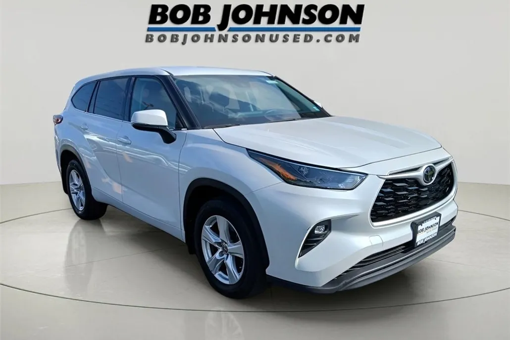 2022 Toyota Highlander LE photo 1